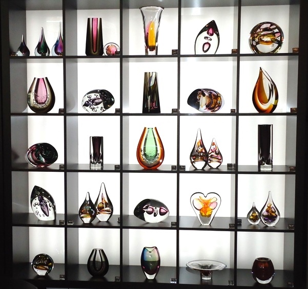 Modern glas in abstracte vormgeving, traditioneel handwerk in kristalglas