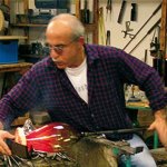 Meesterglasblazer Gerardo Cardinale aan het werk in de glasblazerij ...