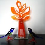Glazen levensboom met kleurrijk vogel paar -  levensboom H 30 cm € 59,95 / set glazen vogels € 49,95
