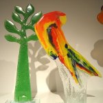 Glaskunst - vogel 'papegaai' in kleurrijk design - Karbownik - H 35 cm van € 99,- voor € 79,- / boom € 89,95