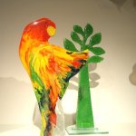 Glaskunst - vogel in primaire kleuren - Karbownik -H 35 cm nu van € 99,- voor € 79,- / boom 43 cm € 89,95 