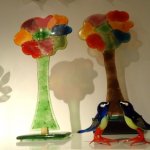 Kleurrijke levensbomen van glas - met gewone glasvoet € 149,95 / met glasdoosje als voet € 197,-