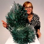 Glaskunstenares Monika Rubaniuk met een van haar imposante werken ...