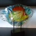 Hedendaagse glaskunst - abstracte vleugel op metaal/marmer - 'Vrijheid' - BxHxD 49x40x10 cm € 649,-