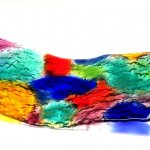Kunst in uniek kleurrijk glas - schaal met gladde bovenzijde, onderzijde met reliëf - LxBxD 22x58x cm € 199,-