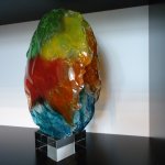 Glaskunst 'Saamhorigheid', in modern design op strak helder glasplateau in prachtig symbolisch kleurgebruik