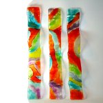 Glaskunst - raamhangers in uniek, mooi gekleurd glas in golvende vormgeving - HxB 60x8 cm elk € 79,95