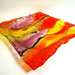 Kunst in gekleurd glas, schaal van Rubaniuk in mooie kleuren die op het oppervlak eronder reflecteren ...