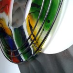Het wandobject van kleurrijk glas met metaal staat voor 'vreugde in een hechte relatie' ... prachtig design 