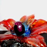Uniek kunstwerkje in glas - bloem op glazen rots - Monika Rubaniuk - BxDxH 19x21x10 cm € 189,- 