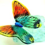 Glazen vlinder in prachtige kleuren op 'rots' in helder reliëfglas - Rubaniuk BxHxD 23x14x32 cm € 289,-
