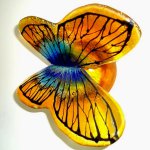 Abstracte vlinder van glas op glazen steen in bijpassende kleur - Rubaniuk - BxHxD 15x10x18 cm € 169,-
