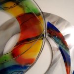 Modern glaskunstwerk in uniek design 'Verbondenheid' van gekleurd glas en bewerkt mat zilverkleurig metaal 