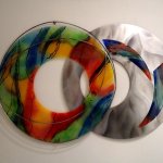 Moderne abstracte wandkunst in kleurrijk glas met metaal - 'Verbondenheid' - BxHxD 125x80x4 cm € 1299,- 
