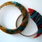Kunstwerk in modern glasdesign 'Verbondenheid' met ring in beschilderd metaal - BxHxD 59x38x3 cm € 559,-