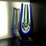 Het abstracte glassculptuur komt ook 's avonds mooi uit op een ledverlichtingsplateau ...