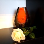 Moderne glaskunst met mooi druppeleffect in het kristalglas en transparant rookkleurig glas rondom ...