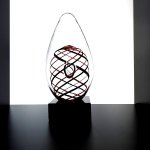 Glasobject 'Verbondenheid, geborgenheid' met zwart/rode belijning - Ozzaro - H 16 cm (excl. sokkel) € 169,-