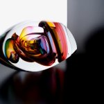 Glaskunst in modern design 'Verbondenheid', door verstrengeling van kleuren - BxHxD 29x15x15 cm € 499,-