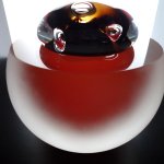 Mooi glasobject Ozzaro - mondgeblazen glas - kom mat glas met 'knop' in helder glas HxBxD 15x15x15 cm € 279,-    