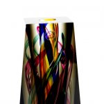 Detailfoto van het exclusief 10-zijdig geslepen glasobject van Ozzaro met veelvuldig kleurgebruik ...