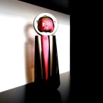 Exclusief glasobject Ozzaro - prachtig, schuin geslepen sculptuur/vaas met knop HxBxD 35x12x6 cm € 597,-