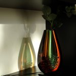 Glaskunstwerk in exclusief glas design van Ozzaro, een prachtig sculptuur of siervaas met een bloem of takje