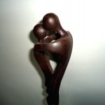 Close up van het bronzen beeld 'Liefde', het moderne sculptuur bevat subtiele kleurnuances