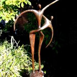 Het bronzen beeld voor 'Saamhorigheid' komt in zonlicht lichter over qua kleur