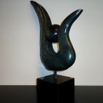 Hedendaagse kunst in brons - 'tulp' op zwarte marmeren sokkel, mooi vormgegeven vanuit alle zijden gezien