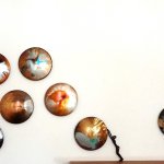 Unieke abstracte wandkunst met 12 prachtig hand beschilderde, ietwat afgeronde, cirkels van kunstobject 'Carina', naar eigen idee te plaatsen ...