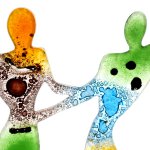 Beeld in glas 'Vriendschap, verbondenheid' in pastelkleuren - Eratini Art Glass - HxBxD 33x15x8 cm € 119,-