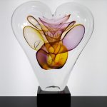 Glazen hart urn - modern glas / marmer - H 26 cm € 99,95 (op ledplateau wit of zwart H 24 cm € 109,90)