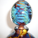 Prachtige glaskunst ... alleen al de sierknop van het glasobject is fascinerend om te zien qua kleurgebruik ...
