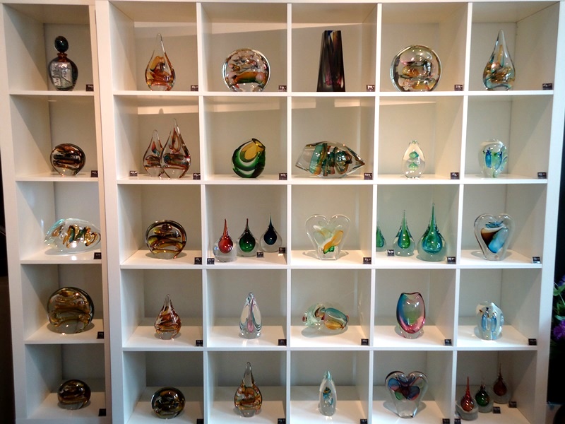 Moderne mond geblazen glasobjecten in allerlei vormen, kleuren, afmetingen en prijsstellingen