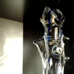 Close up van de levensboom ..., een zwaar kristallen glassculptuur in abstracte vormgeving ...