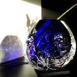 Modern glaskunstwerk - mond geblazen ovale reliëfvaas in kristal - A. Valmer - HxBxD 17x19x10 cm € 259,-