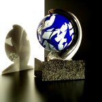 Glas, kunst & design - 'Planet Earth' ofwel 'Planeet aarde' met granieten sokkel - H. Rysz - H 20 cm € 249,-